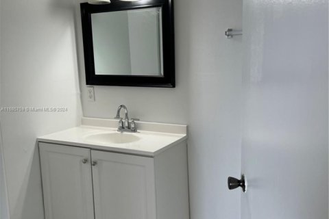 Condo in Miami, Florida, 1 bedroom  № 2021741 - photo 6