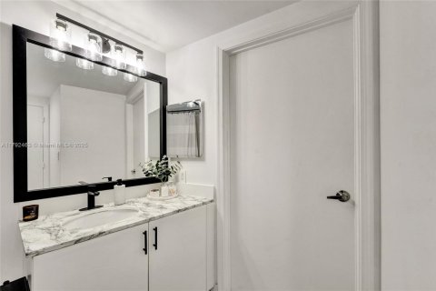 Condominio en alquiler en Miami, Florida, 1 dormitorio, 76.64 m2 № 1861388 - foto 18