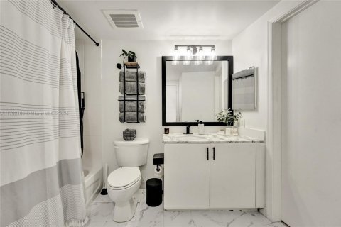 Condominio en alquiler en Miami, Florida, 1 dormitorio, 76.64 m2 № 1861388 - foto 17