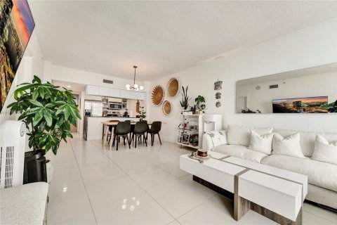 Condominio en alquiler en Miami, Florida, 1 dormitorio, 76.64 m2 № 1861388 - foto 7