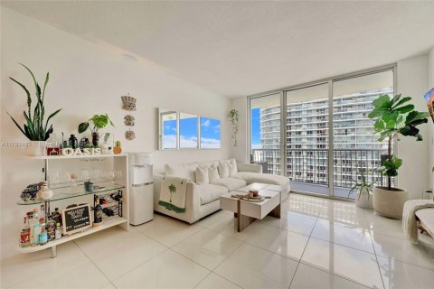 Condominio en alquiler en Miami, Florida, 1 dormitorio, 76.64 m2 № 1861388 - foto 4