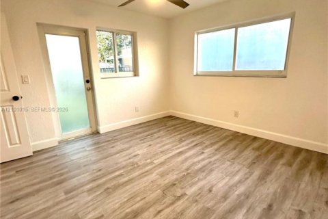 House in Wilton Manors, Florida 3 bedrooms, 111.95 sq.m. № 2401218 - photo 8