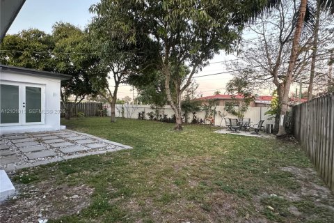 House in Wilton Manors, Florida 3 bedrooms, 111.95 sq.m. № 2401218 - photo 12