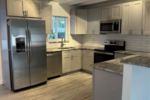 House in Wilton Manors, Florida 3 bedrooms, 111.95 sq.m. № 2401218 - photo 4
