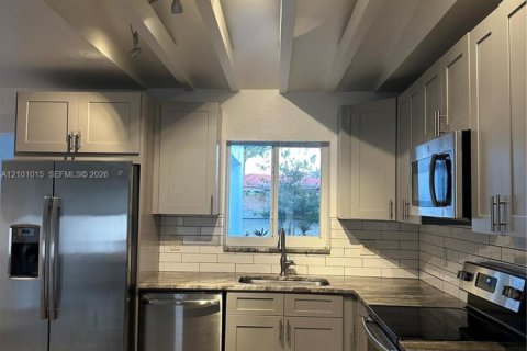House in Wilton Manors, Florida 3 bedrooms, 111.95 sq.m. № 2401218 - photo 5