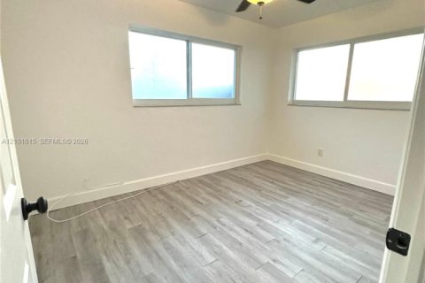 House in Wilton Manors, Florida 3 bedrooms, 111.95 sq.m. № 2401218 - photo 7