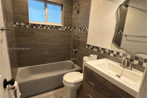 House in Wilton Manors, Florida 3 bedrooms, 111.95 sq.m. № 2401218 - photo 9