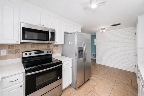 Villa ou maison à vendre à New Port Richey, Floride: 2 chambres, 157.47 m2 № 2284800 - photo 23