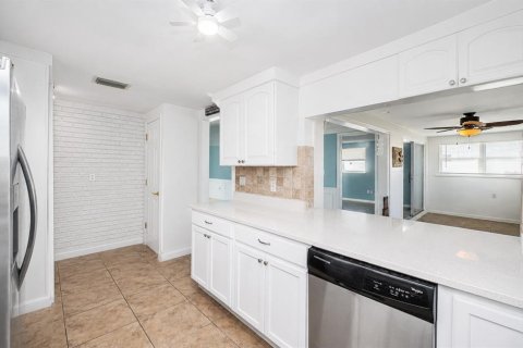 Villa ou maison à vendre à New Port Richey, Floride: 2 chambres, 157.47 m2 № 2284800 - photo 21