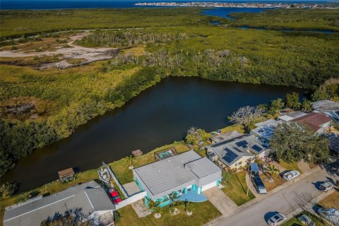House in New Port Richey, Florida 2 bedrooms, 157.47 sq.m. № 2284800