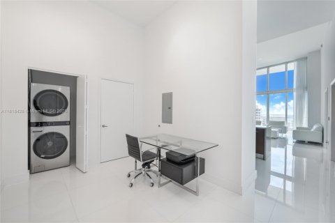 Condo in Miami, Florida, 2 bedrooms  № 1784248 - photo 9