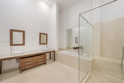 Condo in Miami, Florida, 2 bedrooms  № 1784248 - photo 13