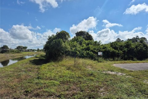 Купить коммерческую недвижимость в Лихай-Эйкерс, Флорида № 1964511 - фото 3