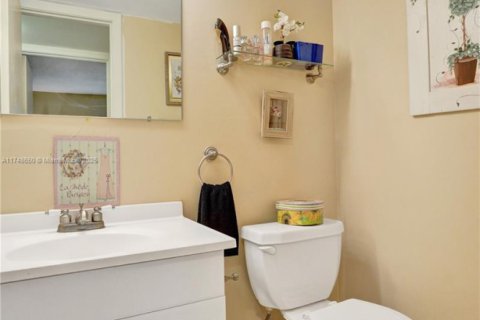 Condo in West Palm Beach, Florida, 2 bedrooms  № 1700324 - photo 24
