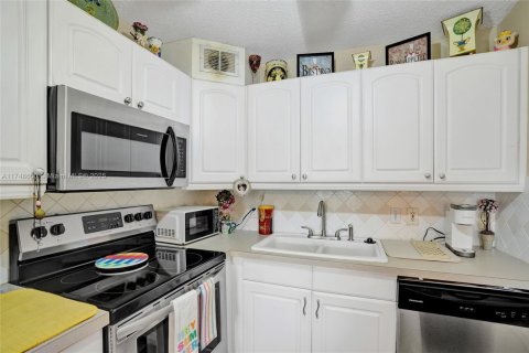 Condo in West Palm Beach, Florida, 2 bedrooms  № 1700324 - photo 15