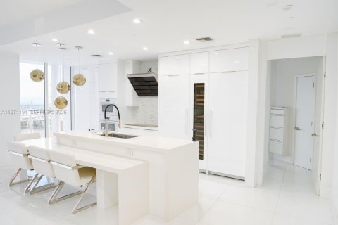 Condo in Miami, Florida, 2 bedrooms  № 2052876 - photo 5