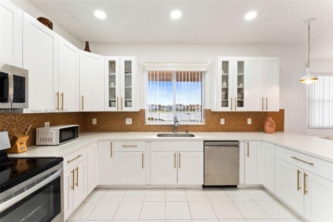 House in Pembroke Pines, Florida 4 bedrooms, 264.4 sq.m. № 1968090 - photo 7