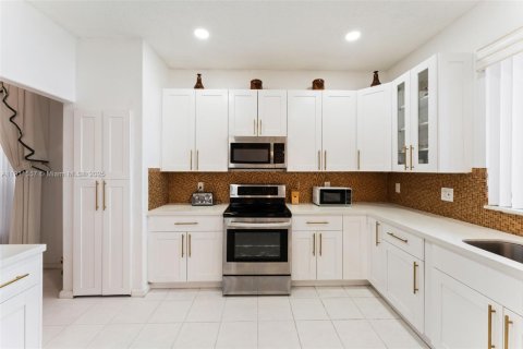 House in Pembroke Pines, Florida 4 bedrooms, 264.4 sq.m. № 1968090 - photo 8