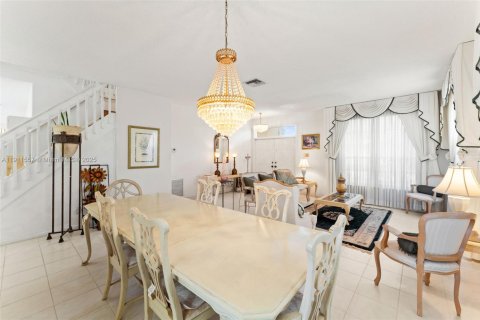 House in Pembroke Pines, Florida 4 bedrooms, 264.4 sq.m. № 1968090 - photo 4