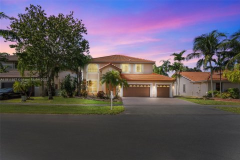 House in Pembroke Pines, Florida 4 bedrooms, 264.4 sq.m. № 1968090 - photo 1