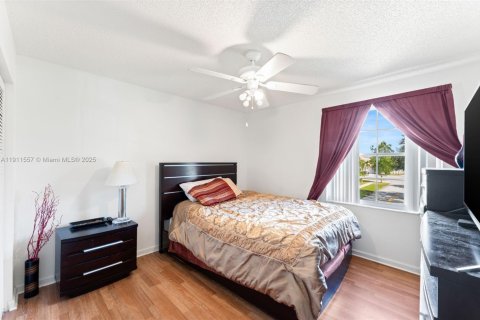 House in Pembroke Pines, Florida 4 bedrooms, 264.4 sq.m. № 1968090 - photo 24