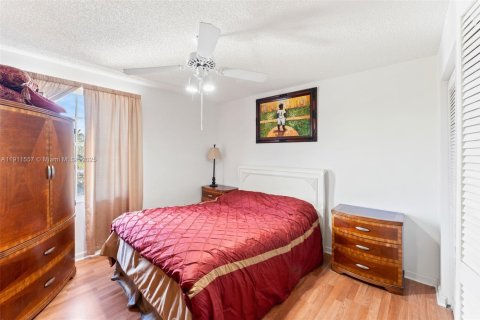 House in Pembroke Pines, Florida 4 bedrooms, 264.4 sq.m. № 1968090 - photo 22