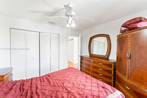 House in Pembroke Pines, Florida 4 bedrooms, 264.4 sq.m. № 1968090 - photo 23