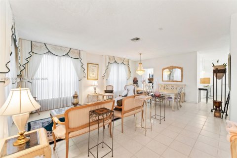 House in Pembroke Pines, Florida 4 bedrooms, 264.4 sq.m. № 1968090 - photo 3