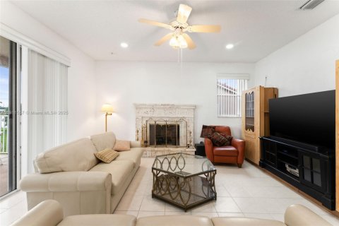 House in Pembroke Pines, Florida 4 bedrooms, 264.4 sq.m. № 1968090 - photo 11