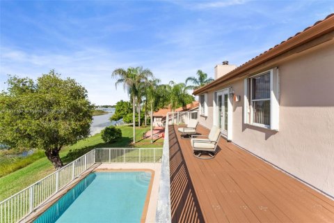 House in Pembroke Pines, Florida 4 bedrooms, 264.4 sq.m. № 1968090 - photo 17