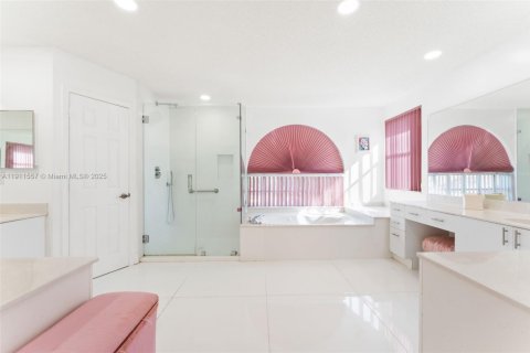 House in Pembroke Pines, Florida 4 bedrooms, 264.4 sq.m. № 1968090 - photo 15