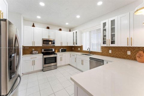 House in Pembroke Pines, Florida 4 bedrooms, 264.4 sq.m. № 1968090 - photo 6