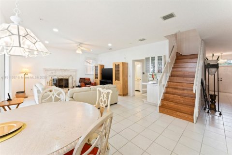 House in Pembroke Pines, Florida 4 bedrooms, 264.4 sq.m. № 1968090 - photo 9