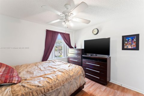 House in Pembroke Pines, Florida 4 bedrooms, 264.4 sq.m. № 1968090 - photo 25