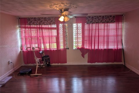 Villa ou maison à vendre à Miami Gardens, Floride: 3 chambres, 164.53 m2 № 2295931 - photo 6