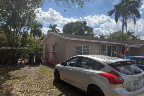 Villa ou maison à vendre à Miami, Floride: 6 chambres, 210.7 m2 № 2025662 - photo 4