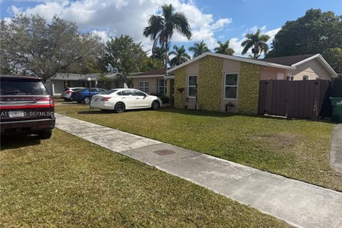 Villa ou maison à vendre à Miami, Floride: 6 chambres, 210.7 m2 № 2025662 - photo 2