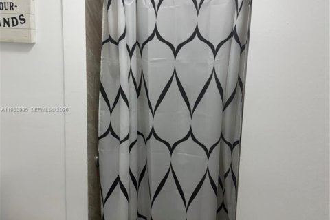 Villa ou maison à vendre à Miami, Floride: 6 chambres, 210.7 m2 № 2025662 - photo 23