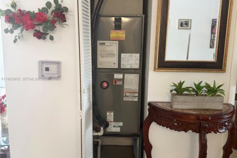 Villa ou maison à vendre à Miami, Floride: 6 chambres, 210.7 m2 № 2025662 - photo 19