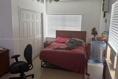 Villa ou maison à vendre à Miami, Floride: 6 chambres, 210.7 m2 № 2025662 - photo 12