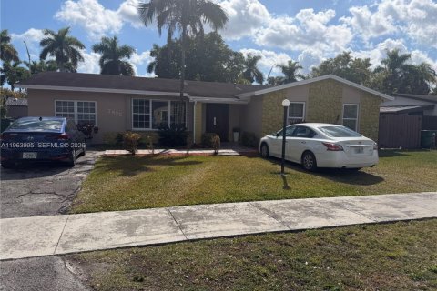 Villa ou maison à vendre à Miami, Floride: 6 chambres, 210.7 m2 № 2025662 - photo 1