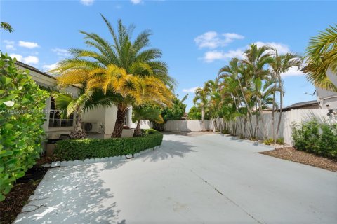 Villa ou maison à vendre à Miami, Floride: 3 chambres, 167.69 m2 № 2026814 - photo 3
