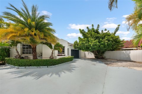 Villa ou maison à vendre à Miami, Floride: 3 chambres, 167.69 m2 № 2026814 - photo 2