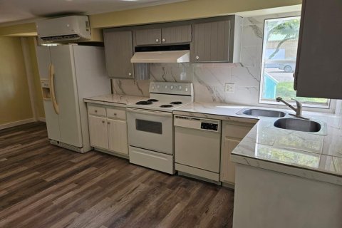 Купить виллу или дом в Лейк-Уэльс, Флорида 9 комнат, 160.54м2, № 1615395 - фото 30