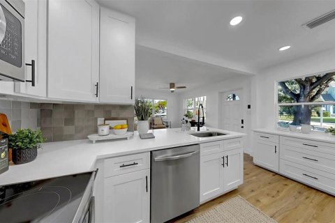 House in Tampa, Florida 3 bedrooms, 138.42 sq.m. № 1804871 - photo 9