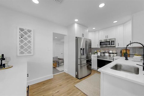 House in Tampa, Florida 3 bedrooms, 138.42 sq.m. № 1804871 - photo 4