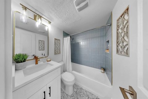 House in Tampa, Florida 3 bedrooms, 138.42 sq.m. № 1804871 - photo 14