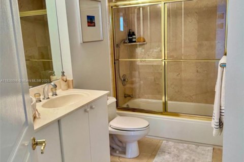 Condominio en venta en Surfside, Florida, 2 dormitorios, 161.65 m2 № 1934912 - foto 13