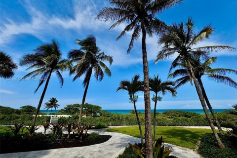 Condominio en venta en Surfside, Florida, 2 dormitorios, 161.65 m2 № 1934912 - foto 15