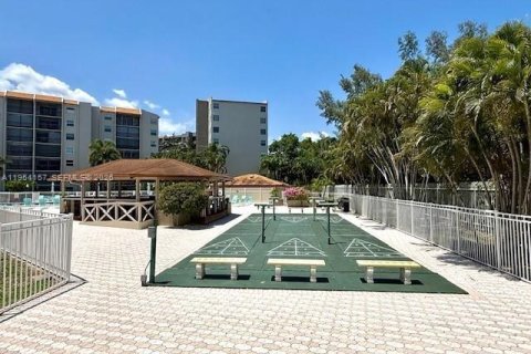 Condo in Lauderhill, Florida, 2 bedrooms  № 2012080 - photo 21